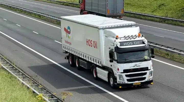 HOS Oil vrachtwagen op snelweg
